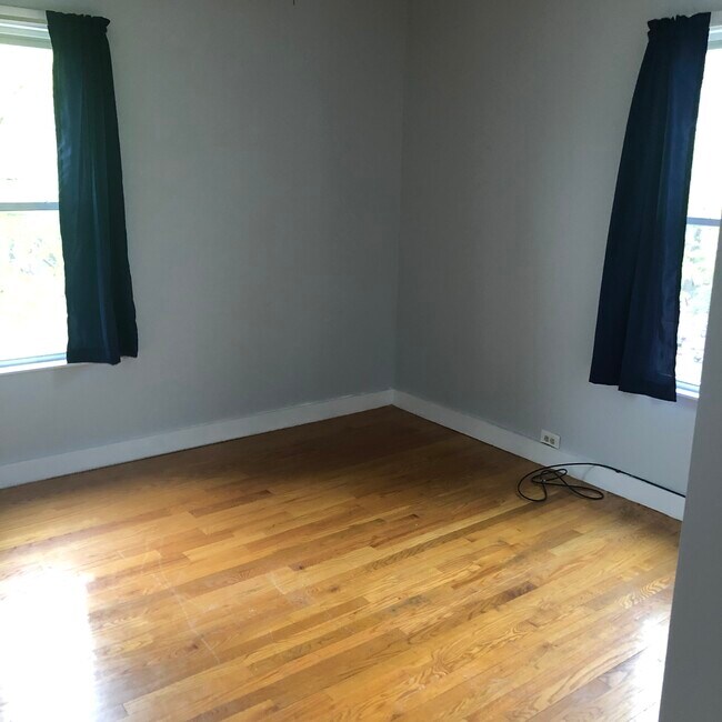 Nice size bedroom - 203 6th St