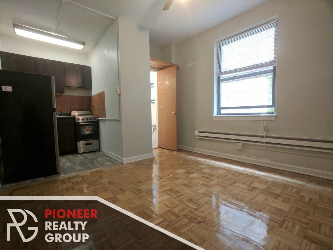 Foto principal - 505 W Belmont Ave