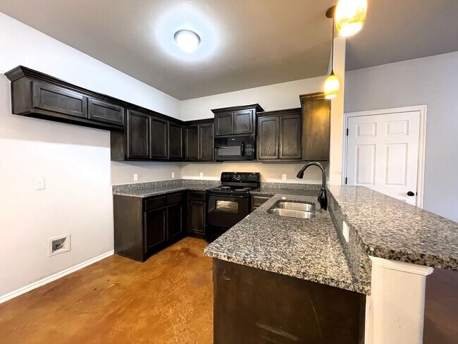 Foto del edificio - 1858 Cypress Ln