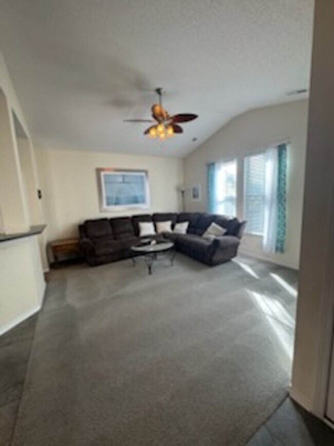 Foto del edificio - Relax and Unwind in this Spacious End-Unit...
