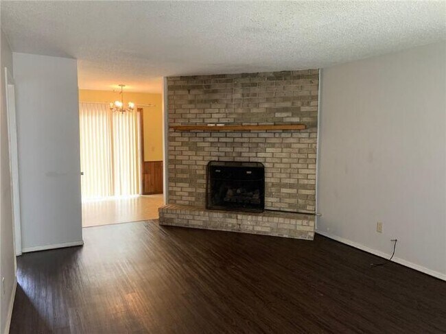 Building Photo - 2203 Pin Oak Dr