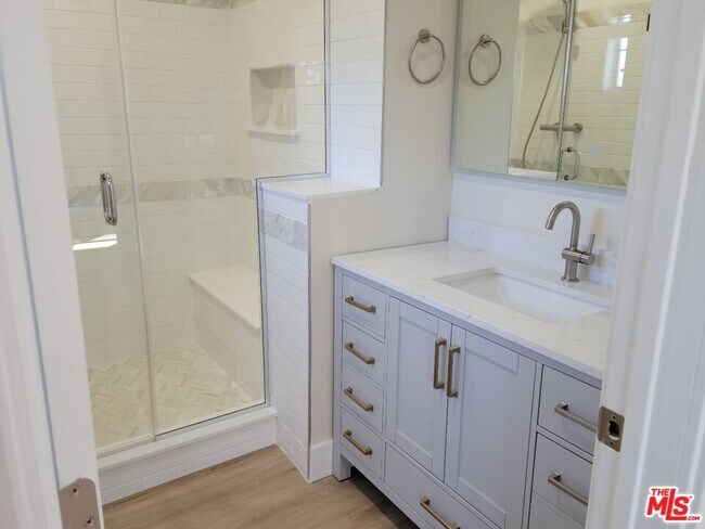 Foto del edificio - 1180 S Bronson Ave