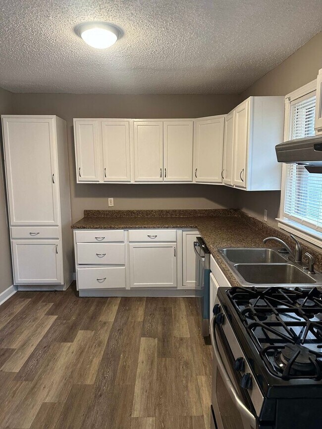 Building Photo - Charming 2 Bed 1 bath home centrally located