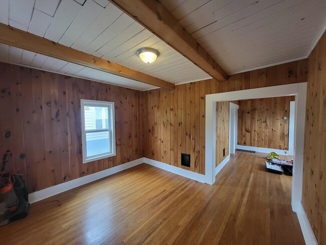 Building Photo - 547 Hickok Ave