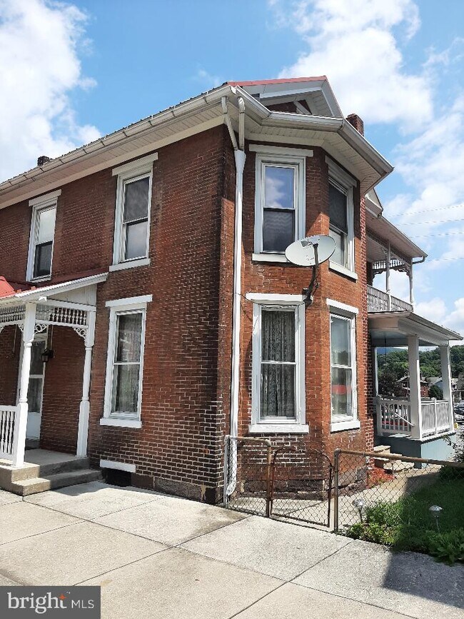 Building Photo - 116 N 4th St