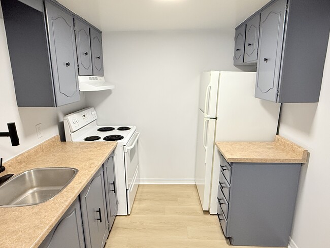 Building Photo - 4 Dufferin St