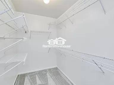 Building Photo - 15675 Ferncreek Dr