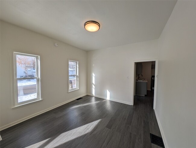 Building Photo - 502 E 2nd St