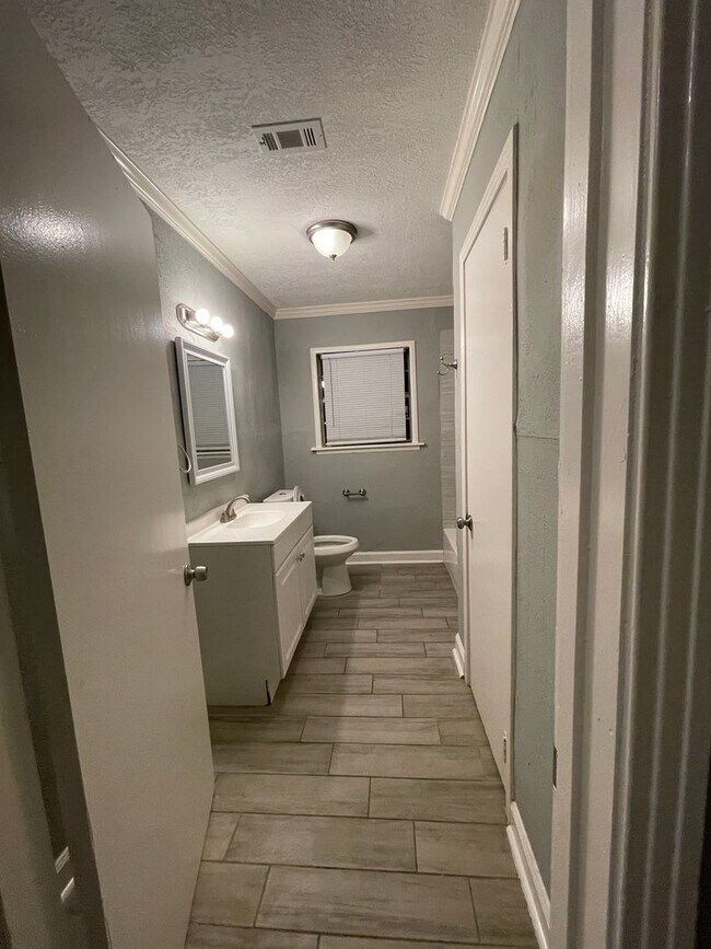 Foto del edificio - RECENTLY REMODELED HOME IN LA MARQUE