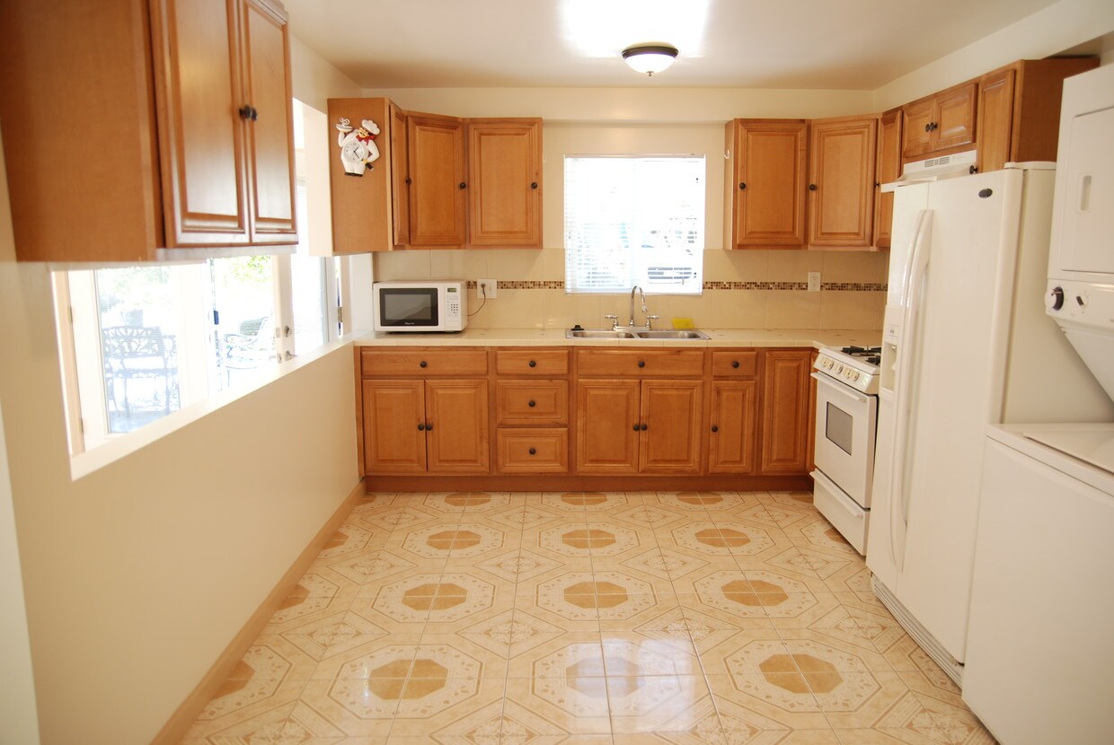 Primary Photo - 18142 Strathern St