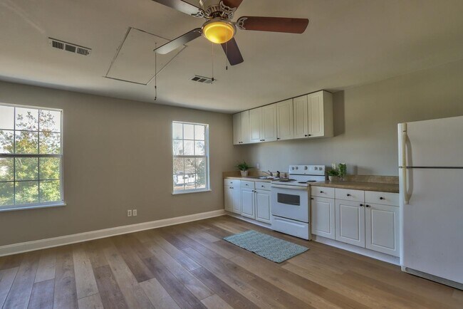 Foto del edificio - 3979 Four Oaks Blvd