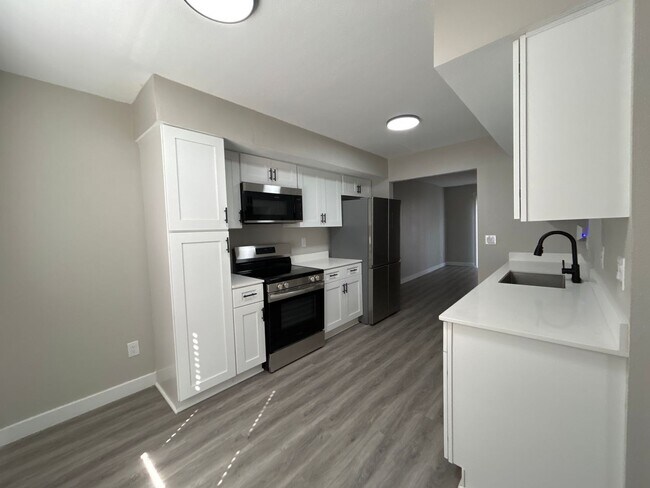 Foto del edificio - Beautifully Redone 3-Bedroom, 1.5-Bathroom Condo with Attached Garage – $1,725/Month (Lawn Care &...