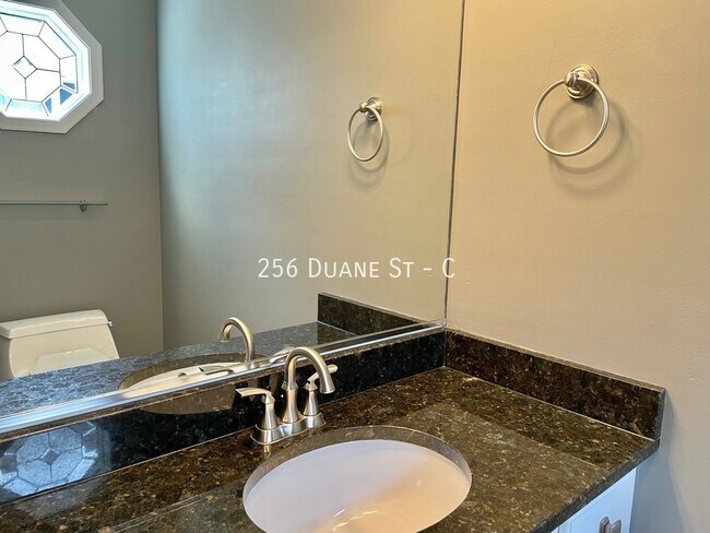 Foto del edificio - 256 Duane St