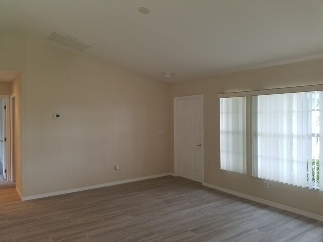 Building Photo - New Kitchen SW Area All tiled unit, comple...