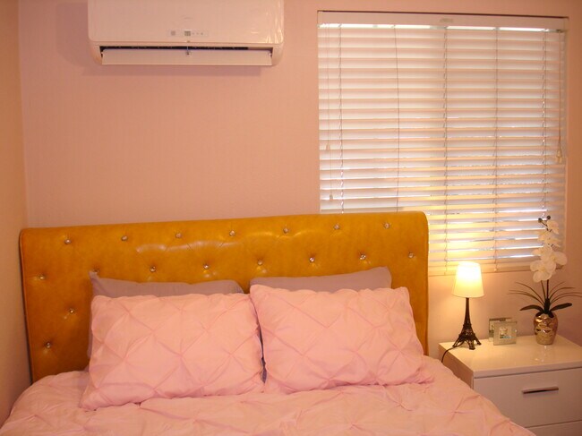 Foto del edificio - 9842 Dewey Dr