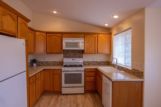 Building Photo - One Level Ranch Home - Three Bedrooms - Wa...