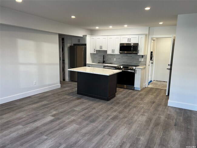 Building Photo - 1732 Great Neck Rd