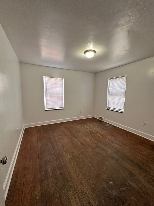 Building Photo - 210 Perrin St