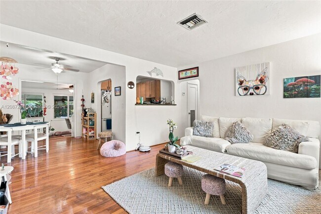 Foto del edificio - 1055 NE 121st St