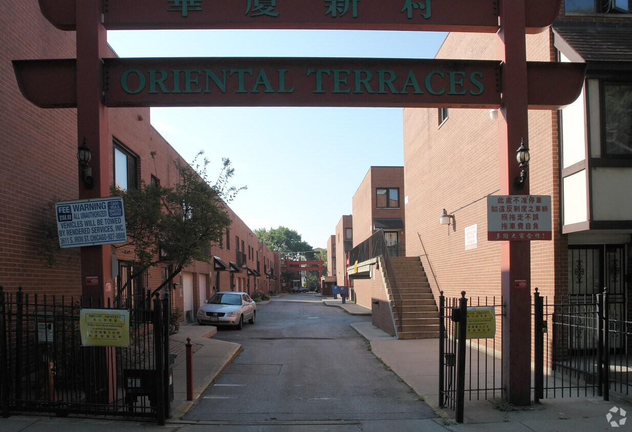 Oriental Terraces Apartments in Chicago, IL