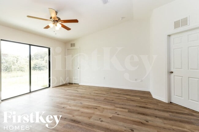 Foto del edificio - 50 Queen Ct