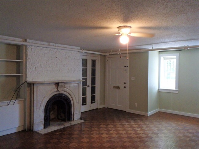 Building Photo - Charming One Bedroom Apartment close to Fo...