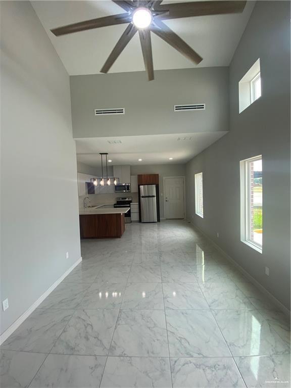 Building Photo - 11 Deluxe St