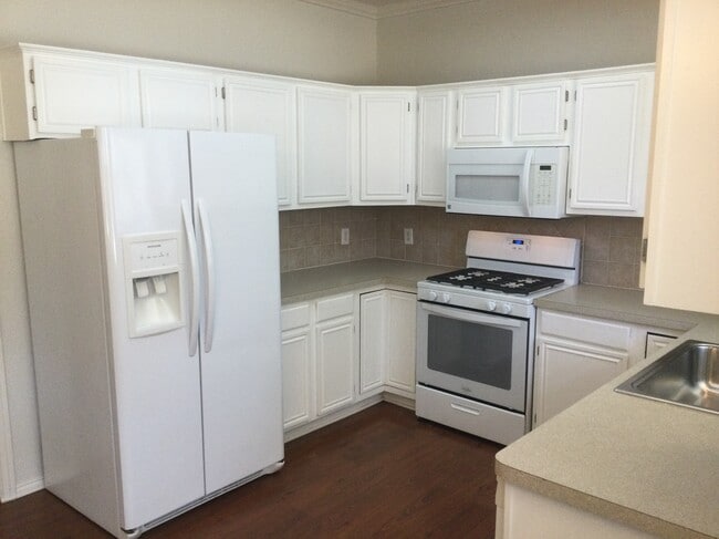 Building Photo - 2208 Ridgewood Dr