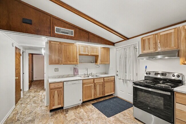 Foto del edificio - 3-Bedroom Duplex with Finished Basement & Central Air $1600/month