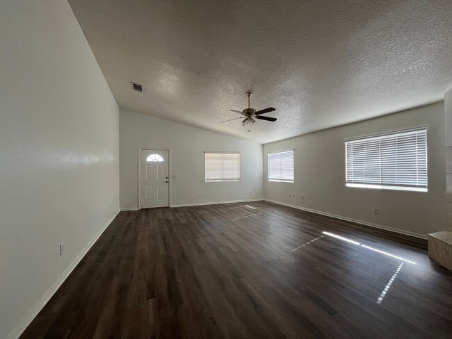 Building Photo - 3 bedroom 2 bath Apple Valley Home Availab...