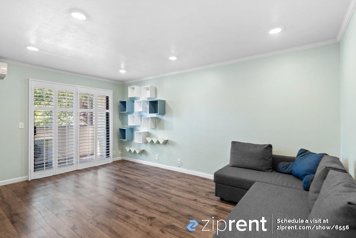 Primary Photo - 290 Stonegate Cir