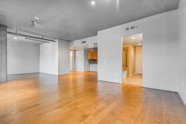 Building Photo - Discover sophisticated high-rise living in this beautifully appointed 1 bd/2ba residence  in the ...