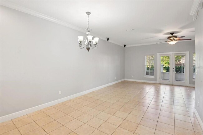 Building Photo - 300 Valencia Cir