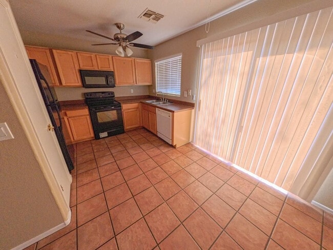 Foto del edificio - 3913 N 105th Dr