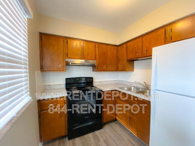 Building Photo - 2806 Ridgewood Dr