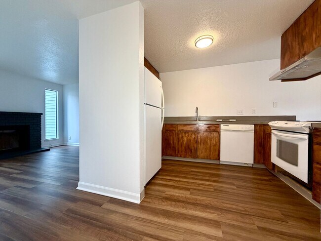 Building Photo - **NEW PHOTOS | TWO WEEKS FREE RENT** Updated Townhouse in the Heart of Garden Home~ New LVP Floor...