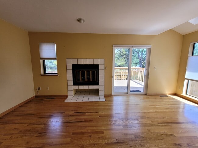 Building Photo - 106 Genesee Ct