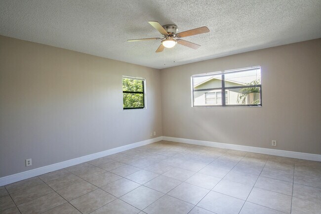 Building Photo - 4320 Lilac St