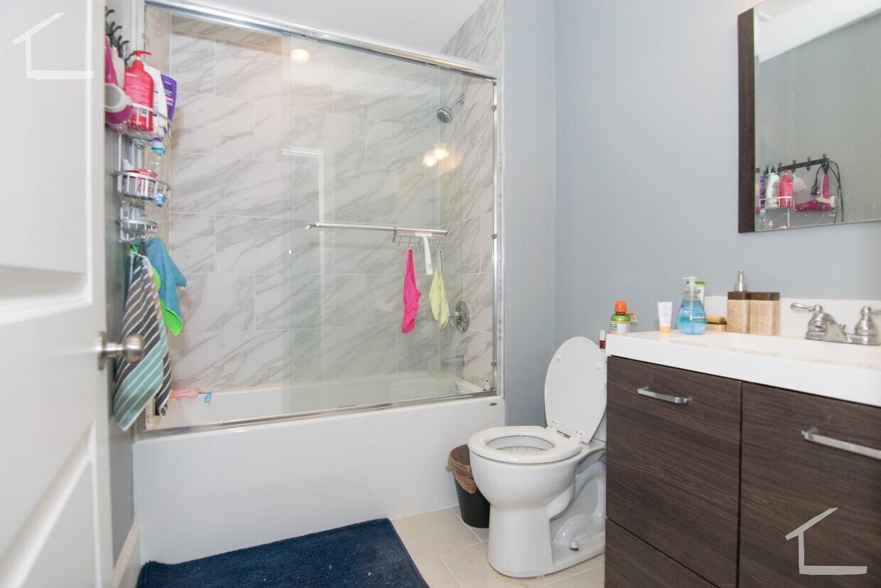 Foto del edificio - Huge 4 bed duplex next to BU for the upcoming school year!