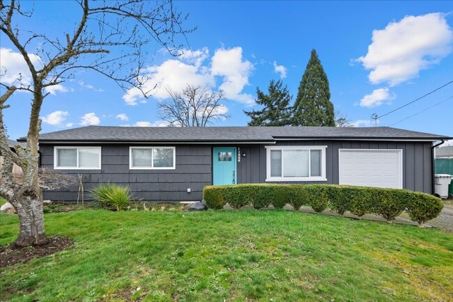 Remodeled Rambler with A/C and Large Yard - Remodeled Rambler with A/C and Large Yard House