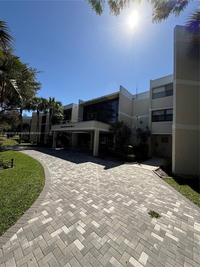 Foto del edificio - 16500 Golf Club Rd