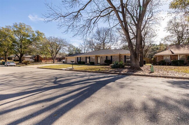 Building Photo - 1007 Northpine Dr