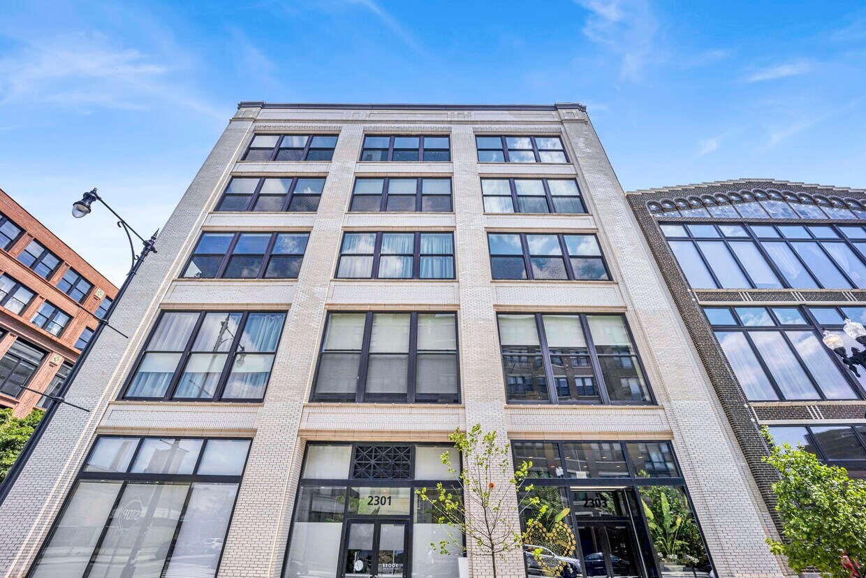 Primary Photo - 2303 S Michigan Ave