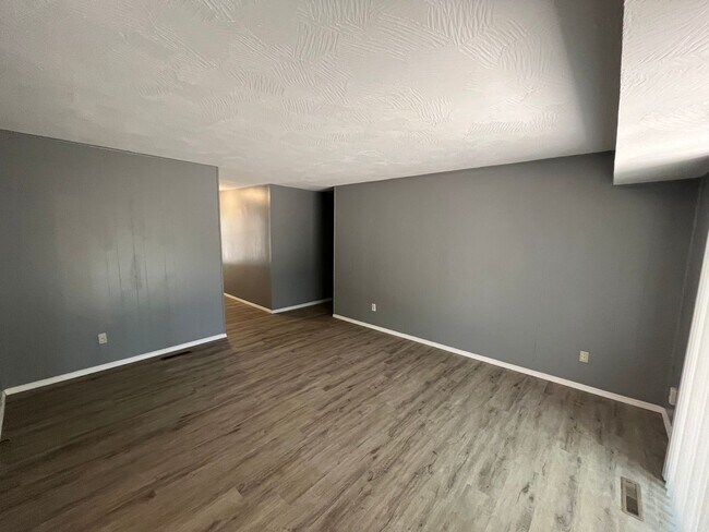 Building Photo - 3 bedroom 1.5 bath Available now!