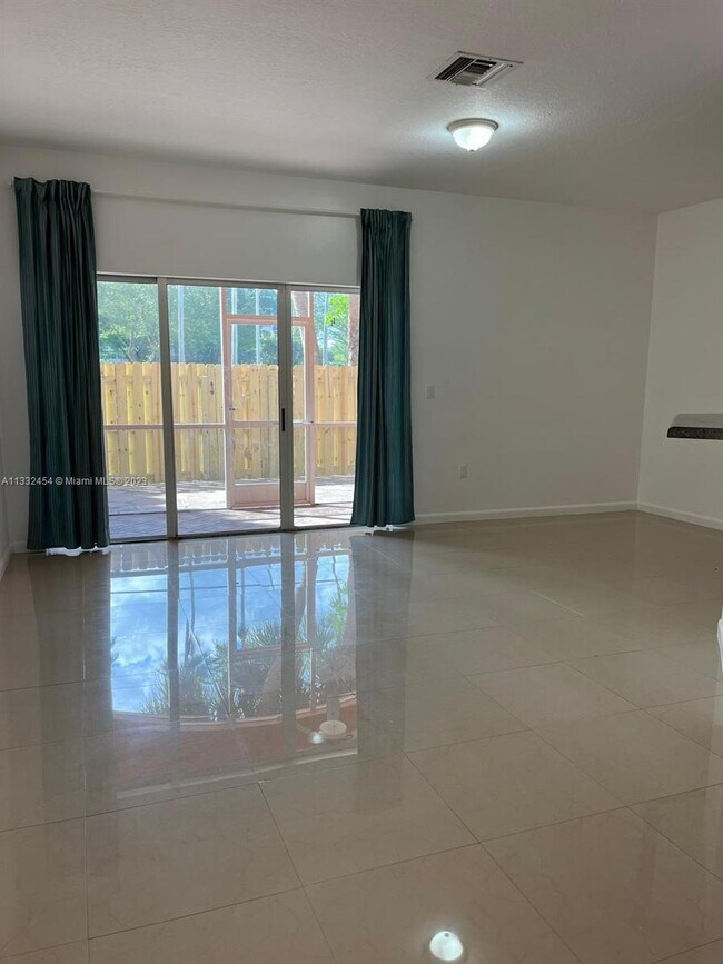 Foto del edificio - 1156 NW 100th Ave