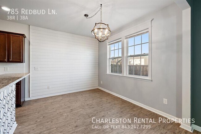 Foto del edificio - 785 Redbud Ln