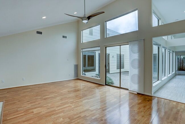 Foto del edificio - 13819 Starhill Ct