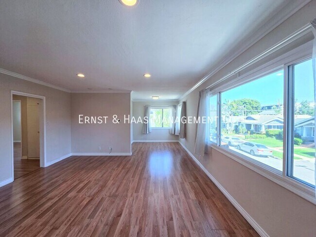 Foto del edificio - 3041 E 3rd St