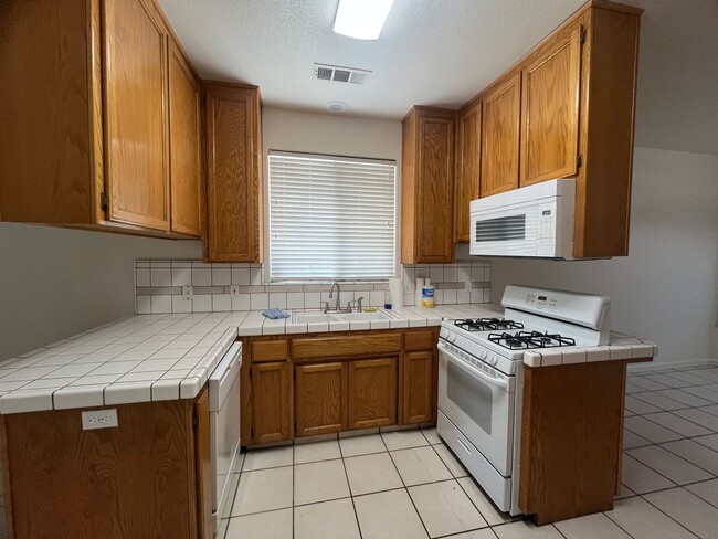 Building Photo - Move in Ready Home!