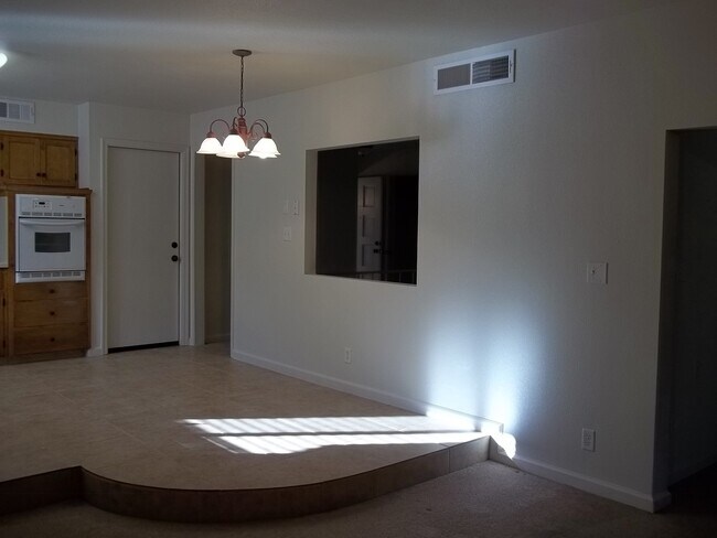 Foto del edificio - Spacious home recently remodeled, newer ap...